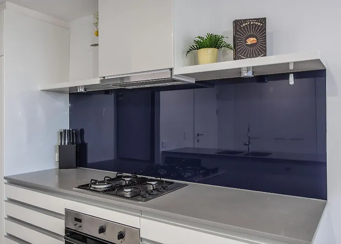 Circle On Cavill - Hosted By Coastal Letting